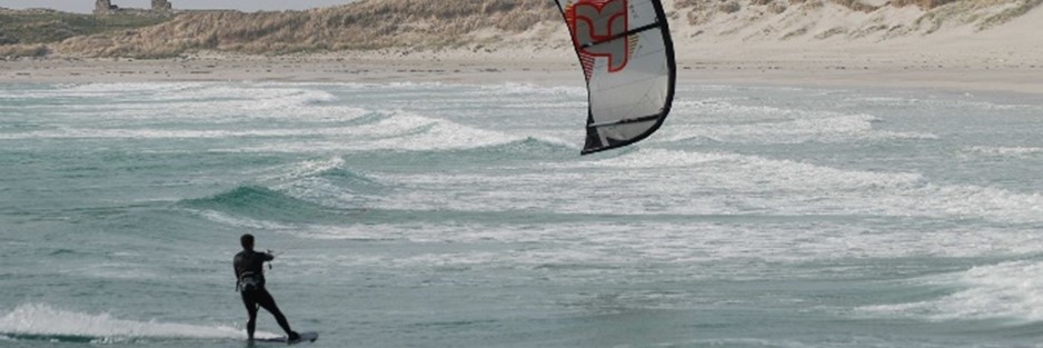 Aufblasbares Surfbrett beim Kitesurfing
