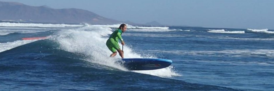 Aufblasbares Surfbrett beim Wellenreiten